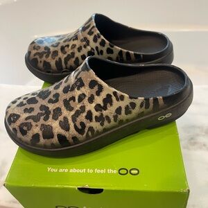 Oofos Cheetah Clog